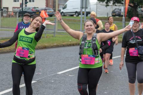 TeamAN runner at the Great North Run cheerpoint