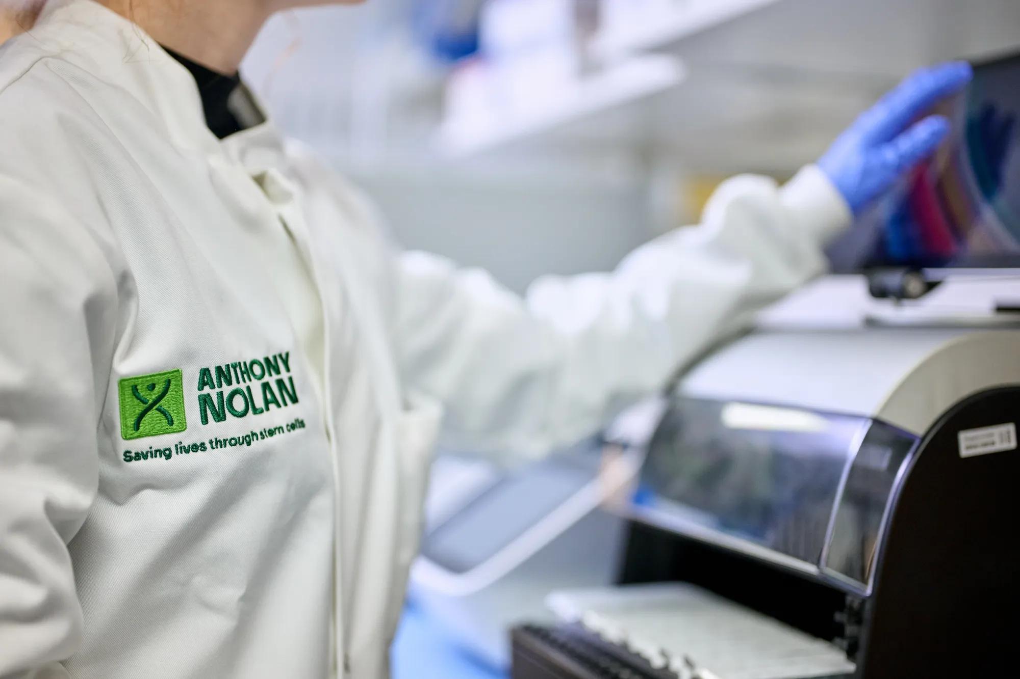 Researcher using Maxwell RSC / FSC instrument