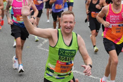 TeamAN runner at the Great North Run cheerpoint