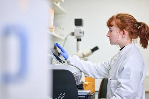 Researcher using Maxwell RSC / FSC instrument