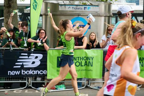 TeamAN runner at the London Marathon cheerpoint